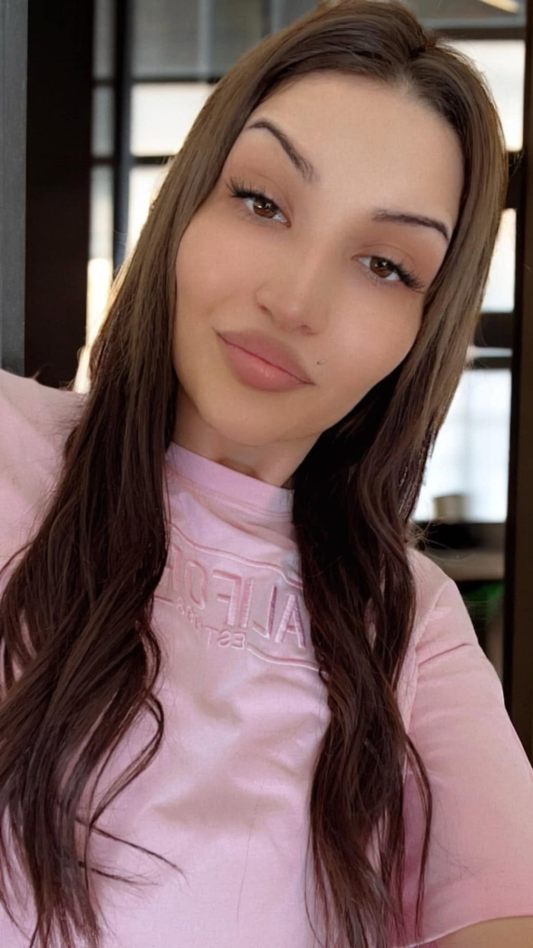 Hello guys  let s have a sexy chat  muahhh