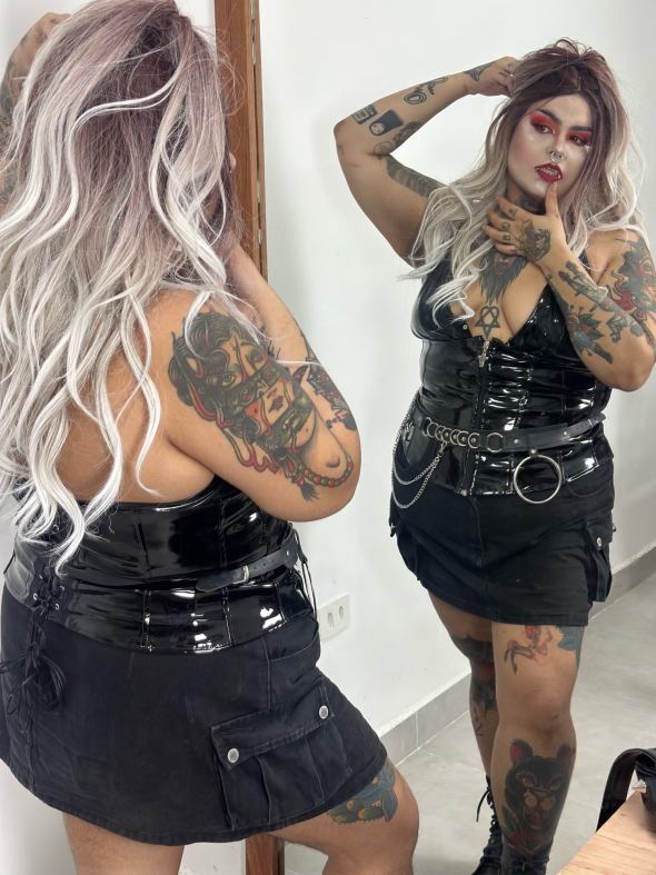 Love to wear vinyl. Latex. Chains. Leather. Gloves 
