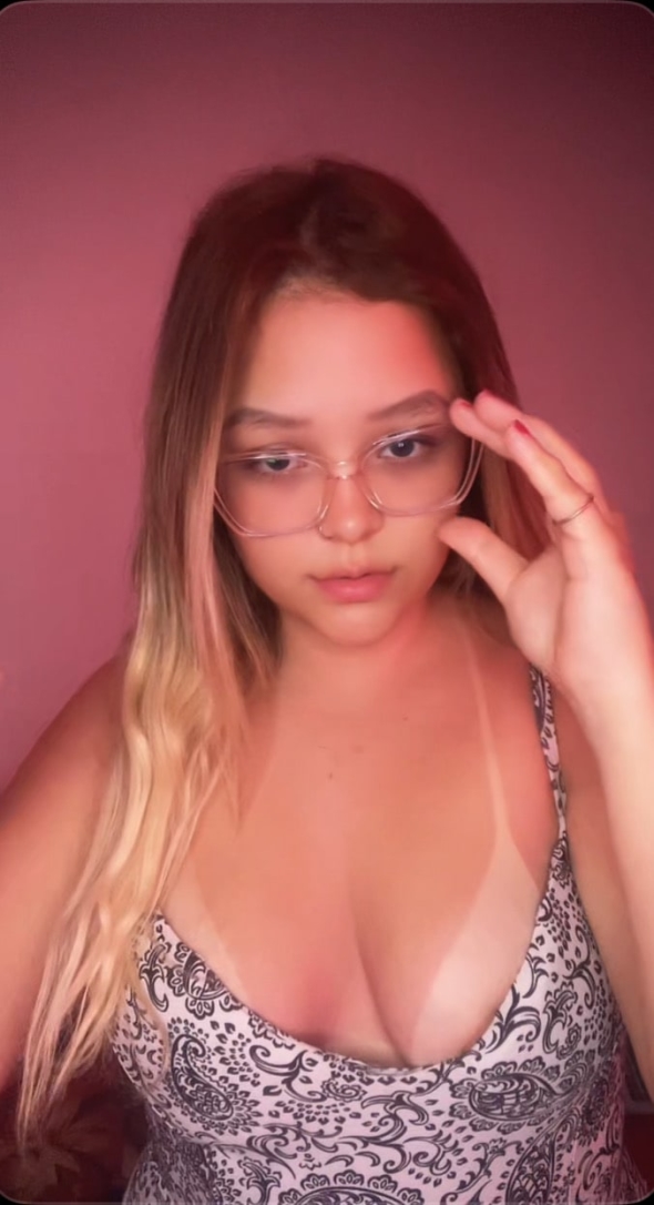 just a picture of me with my glassesssss