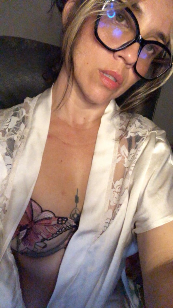  mi tatuaje guarda una historia, mi mirada otra… cada detalle refleja la mezcla de fuerza y delicadeza que me define. 🌸✨