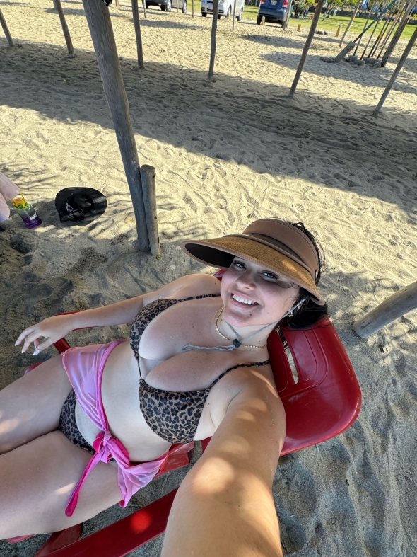 Im so happy because im back to the beach  what doctor think to my swimsuit
