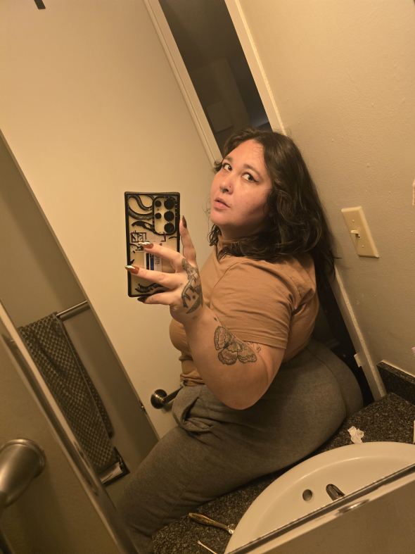 loved the lighting and mirror in this bathroom
