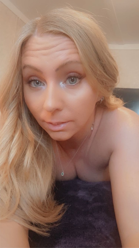 Im bored lonely and horny someone come keep me entertained