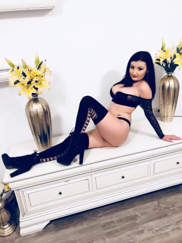 Im up for some nice fun together join me and lets get wet