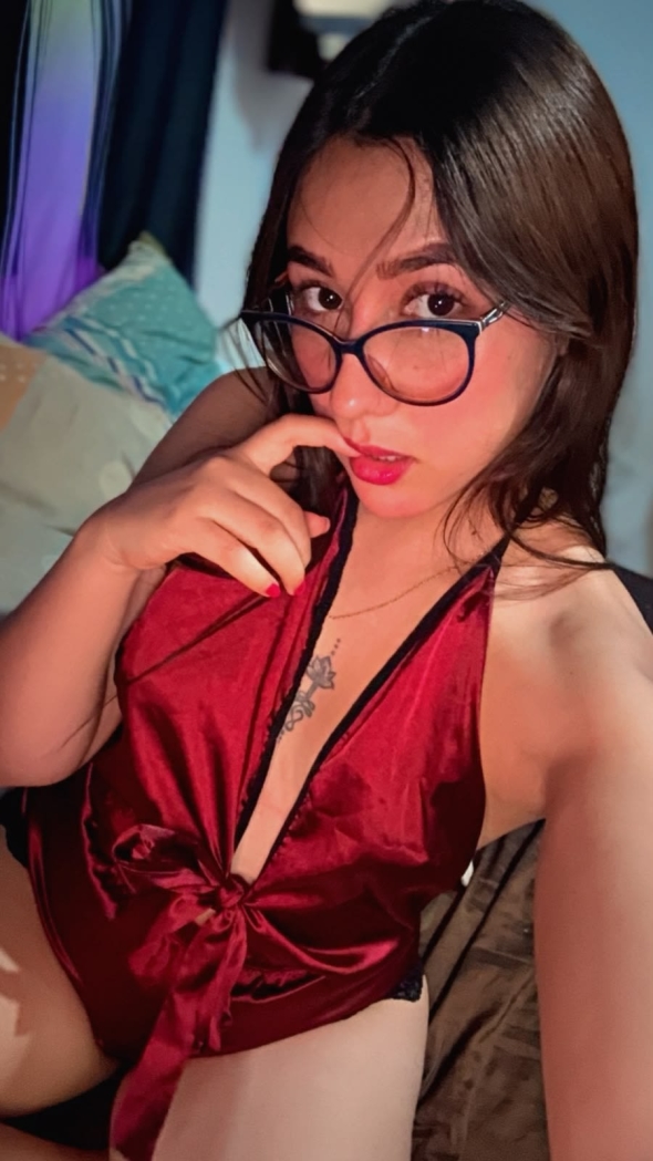 Hola ven quedate conmigo un ratito  dime que te gustara hacer conmigo hoy