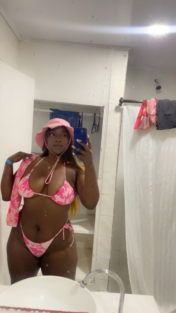 Pink matches me and I with you, come to me, you won't regret it